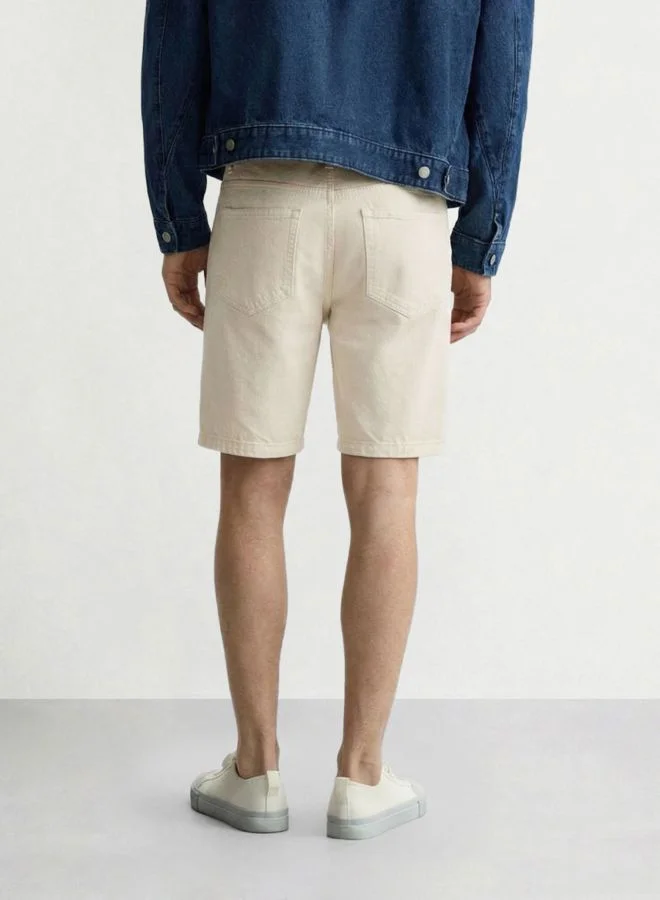 The Indian Garage Co  Men Regular Fit Solid Scoop Pocket Mid-Rise Denim Shorts  | Best Price UAE