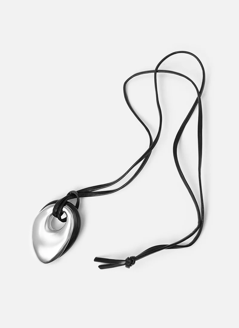 ليتشي قلادة من الدانتيل مع قلادة معدنية