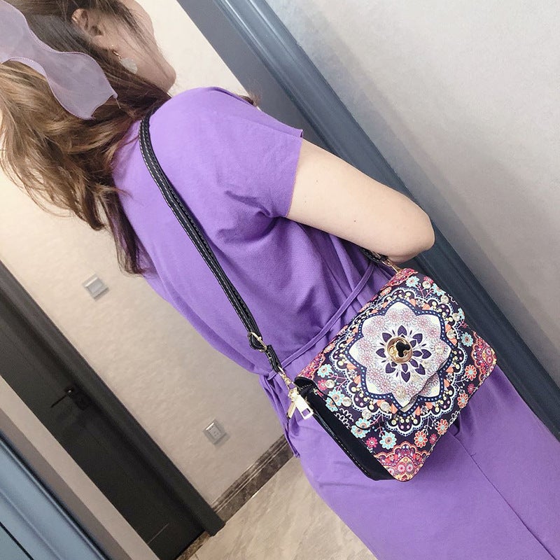 2021 New Style Lock Ethnic Style Horizontal Crossbody Mobile Phone Bag Zipper Women'S Bag Shaping Retro Bag For Women - Image 2