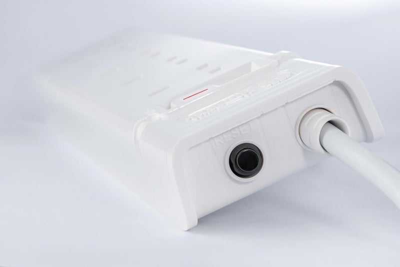 الفنار alfanar ملحق طاقة 4 مقابس، 2 منفذ USB للشحن السريع (النوع "A" 18 واط والنوع "C" 20 واط)، كابلات بطول 5 أمتار، 13 أمبير مع زر حماية من التحميل الزائد - Image 2