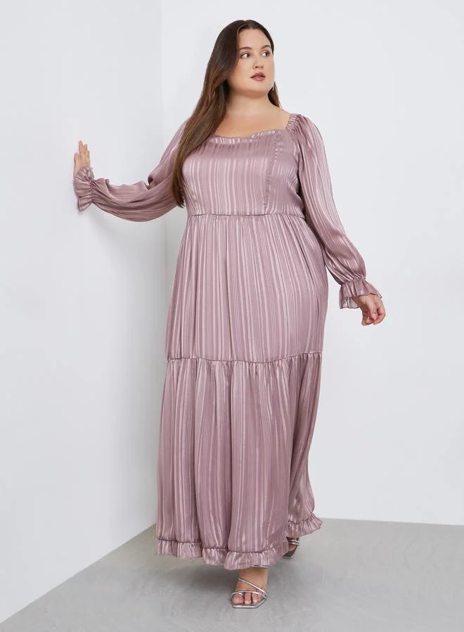 ستايلي فستان طويل بمقاس كبير وتفاصيل لوريكس