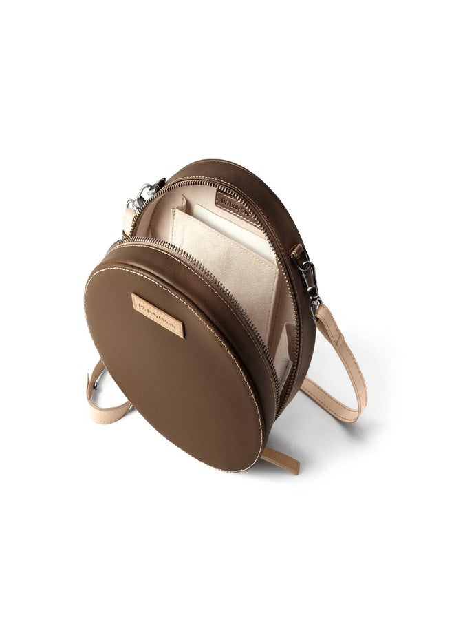 دايلي أوبجيكتز حقيبة كتف دائرية مطبوعة من ديلي أوبجكتس للنساء | حقيبة أنيقة من الجلد النباتي بنقشة بنية الجوز مع جيب داخلي منزلق | إغلاق بسحاب وحزام قابل للتعديل | مساحة تخزين للأغراض الأساسية - Image 3