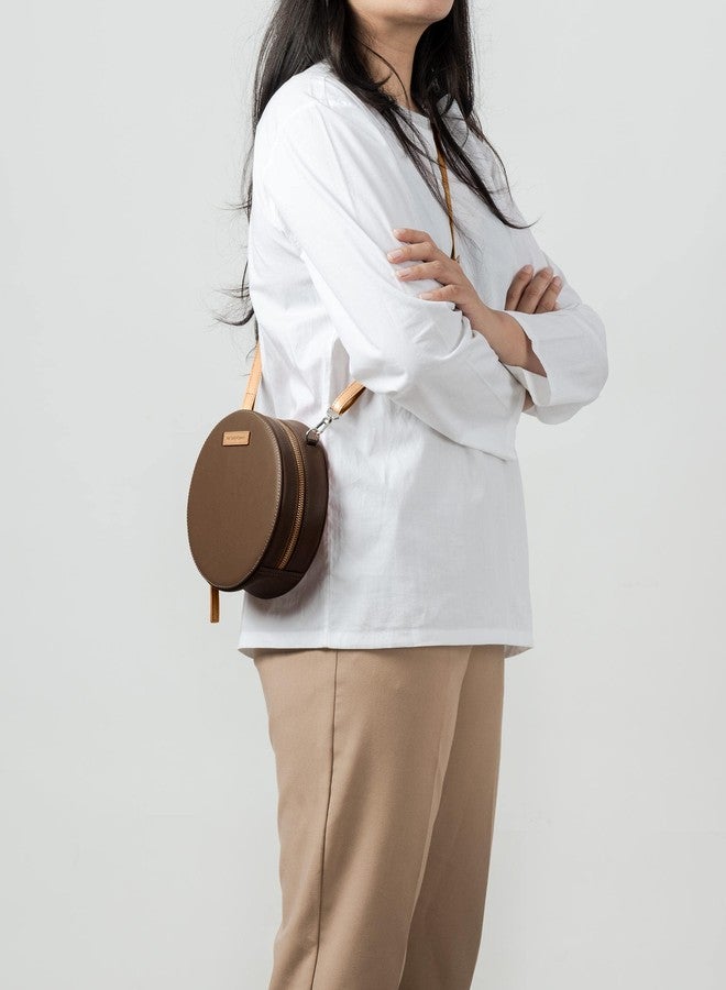 دايلي أوبجيكتز حقيبة كتف دائرية مطبوعة من ديلي أوبجكتس للنساء | حقيبة أنيقة من الجلد النباتي بنقشة بنية الجوز مع جيب داخلي منزلق | إغلاق بسحاب وحزام قابل للتعديل | مساحة تخزين للأغراض الأساسية - Image 2