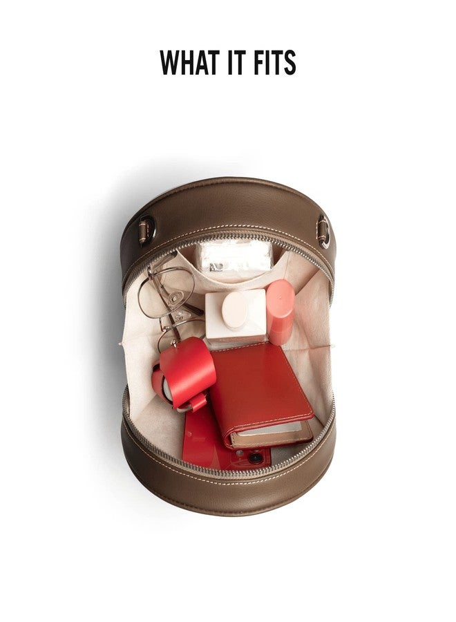 دايلي أوبجيكتز حقيبة كتف دائرية مطبوعة من ديلي أوبجكتس للنساء | حقيبة أنيقة من الجلد النباتي بنقشة بنية الجوز مع جيب داخلي منزلق | إغلاق بسحاب وحزام قابل للتعديل | مساحة تخزين للأغراض الأساسية - Image 5