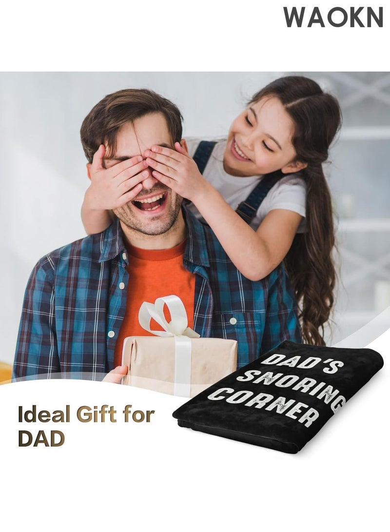 دبليو أيه أو كي أن بطانية زاوية مضحكة للأب لمنع الشخير - هدية مريحة ومرحة للأب من ابنته أو ابنه - هدية مثالية لعيد الميلاد أو عيد الأب أو الكريسماس للأب/الأب/زوج الأم - بطانية فائقة النعومة 60 × 50 بوصة - رائعة للقيلولة والاسترخاء والمزاح - هدية فريدة ومدروسة للرجال الذين لديهم كل شيء - Image 3