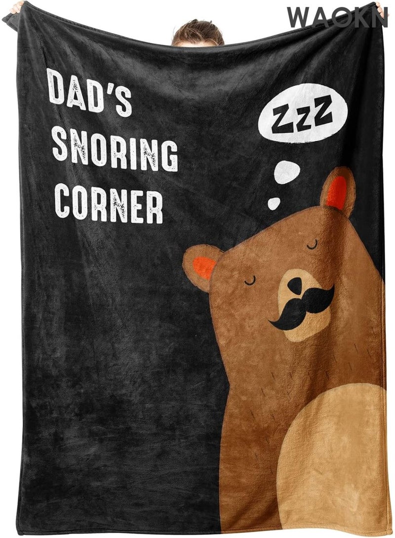 دبليو أيه أو كي أن بطانية زاوية مضحكة للأب لمنع الشخير - هدية مريحة ومرحة للأب من ابنته أو ابنه - هدية مثالية لعيد الميلاد أو عيد الأب أو الكريسماس للأب/الأب/زوج الأم - بطانية فائقة النعومة 60 × 50 بوصة - رائعة للقيلولة والاسترخاء والمزاح - هدية فريدة ومدروسة للرجال الذين لديهم كل شيء - Image 1