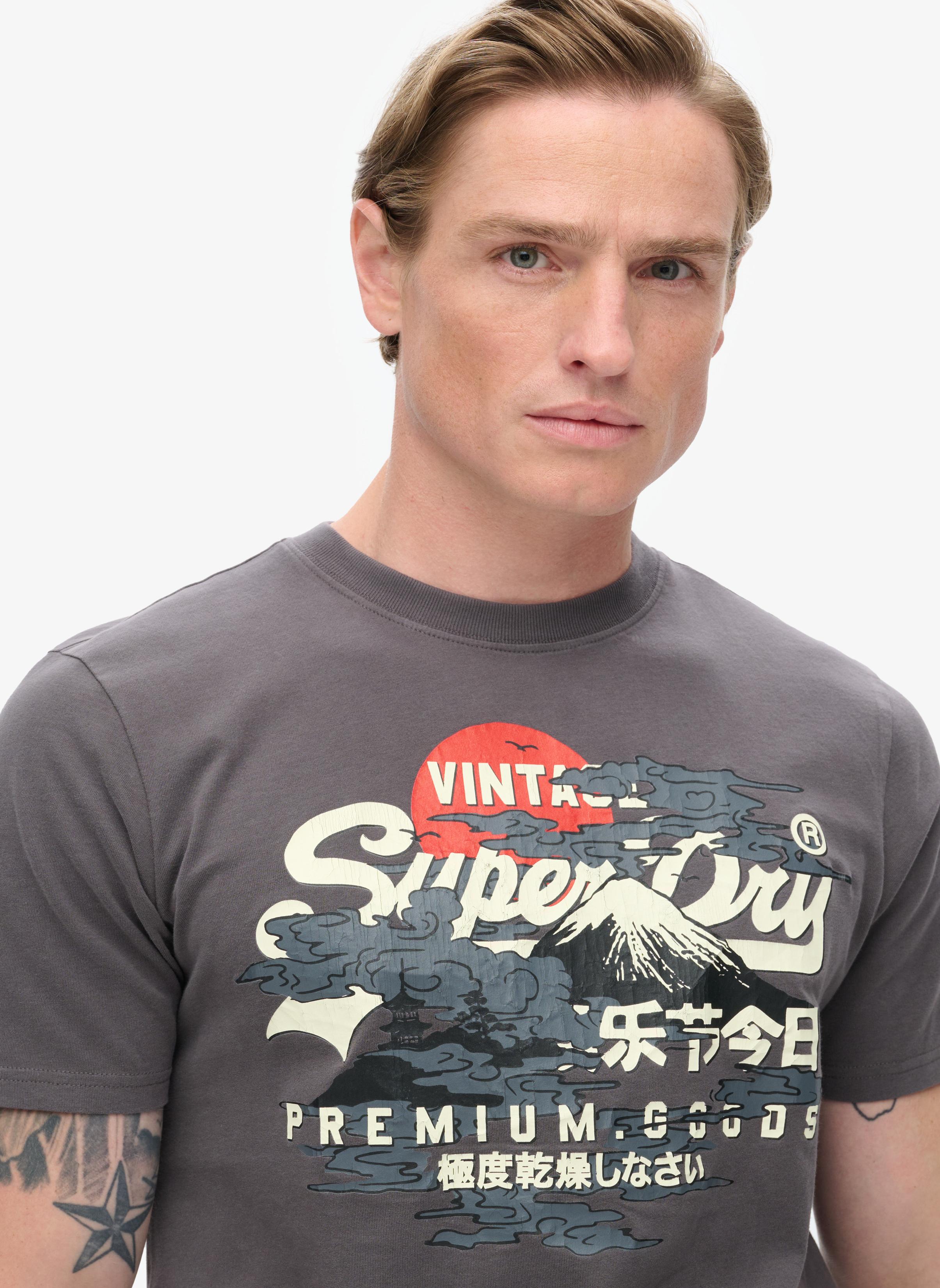 Superdry 極度乾燥しなさい★エンボスロゴ＆ロゴタブ☆Tシャツ Superdry EMBOSSED VL GRAPHIC T SHIRT for Men | Best Price UAE