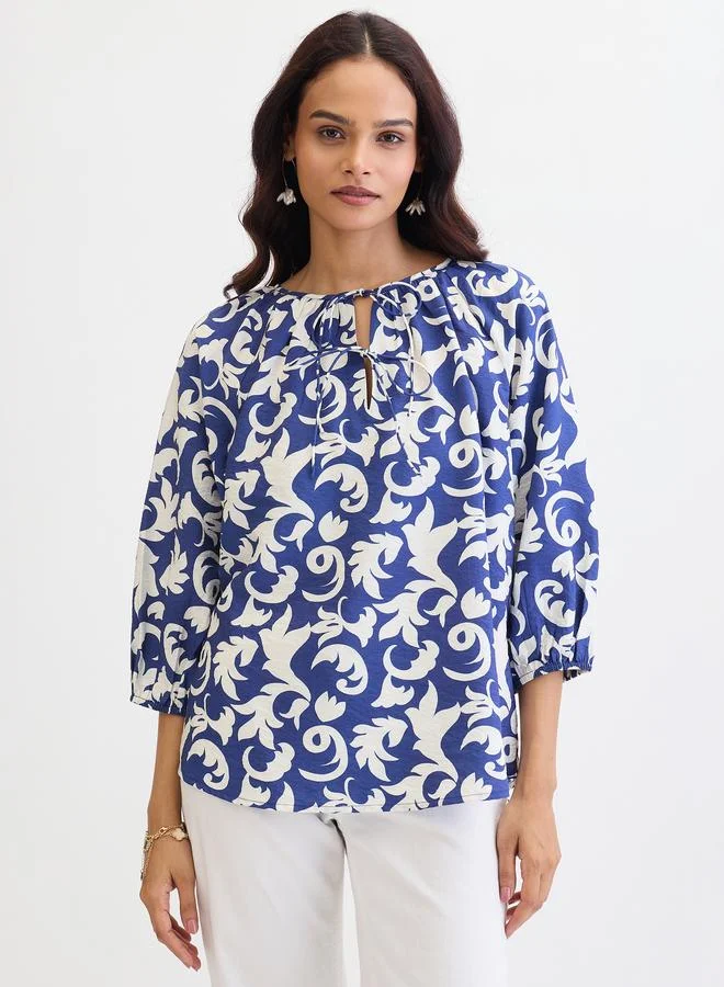 فيميلا بلوزة زرقاء بطبعة كاملة بقصة مريحة
