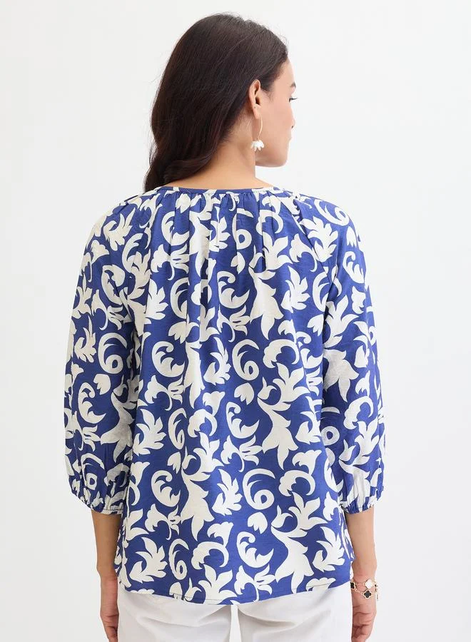 فيميلا بلوزة زرقاء بطبعة كاملة بقصة مريحة