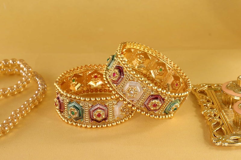 Lavazza مجموعة أساور معدنية ذهبية بأسلوب راجوايدي للنساء والفتيات مع زركون أحمر وأخضر | أساور تقليدية ملكية | أساور نوع قفل برغي - مجموعة من 2 أساور - Image 5