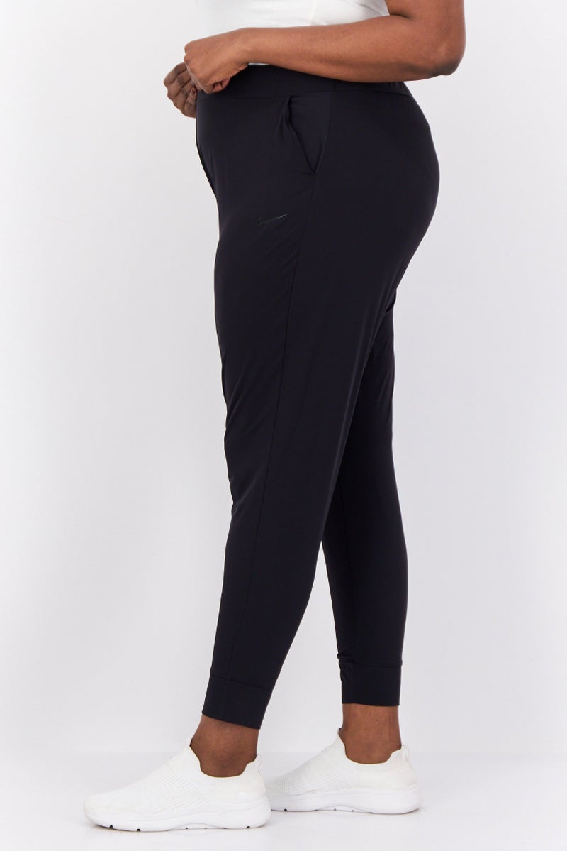 Nike سروال تدريب للنساء بحجم زائد بشعار العلامة التجارية، أسود - Image 2