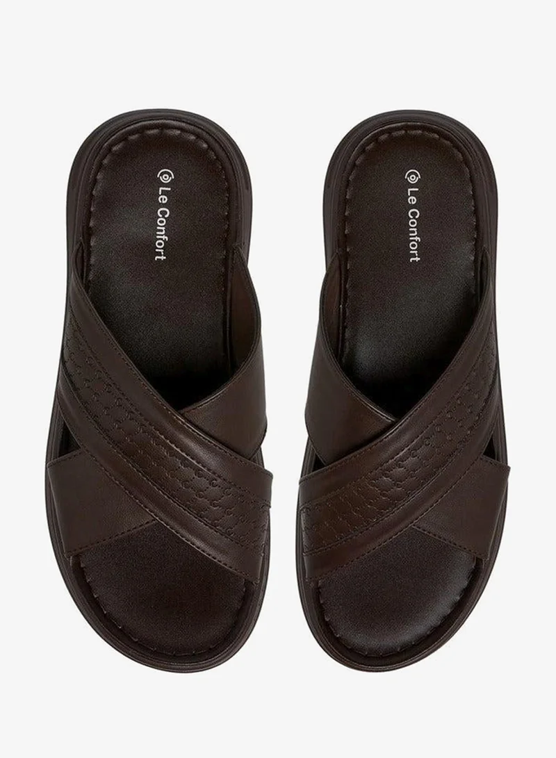 لو كونفورت صنادل سهلة الارتداء بأحزمة متقاطعة وشعار بارز