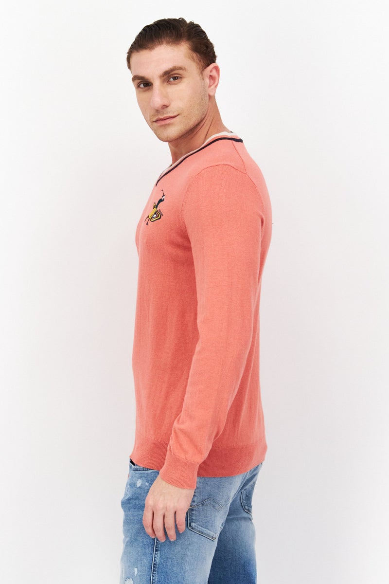 Lyle & Scott سويت شيرت مزخرف بأكمام طويلة على شكل حرف V للرجال، وردي - Image 2