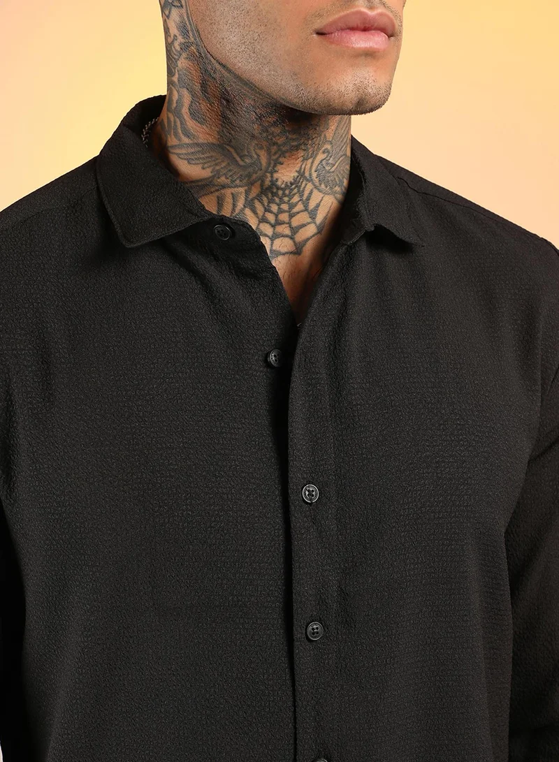 Campus Sutra Campus Sutra Men's Midnight Black Solid Seersucker Shirt For Casual Wear | Spread Collar | Long Sleeve | Button Closure | Shirt Crafted With Comfort Fit For Everyday Wear
