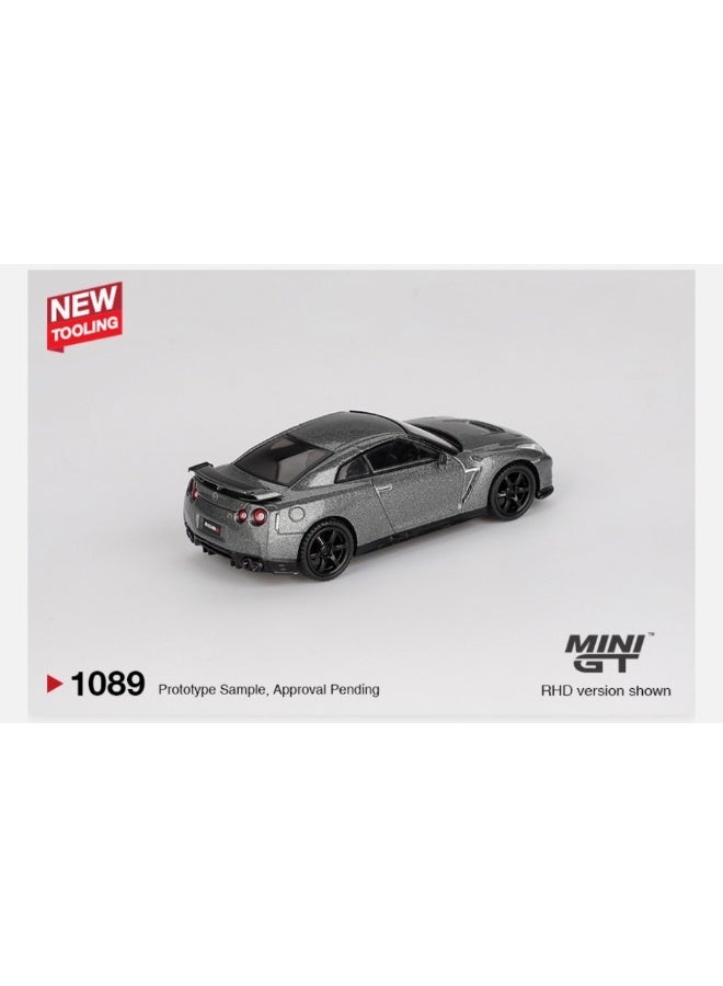 Mini GT Models Mini GT 1:64 2013 Nissan GT-R NISMO R35 CRS الإصدار (رمادي) - نموذج سيارة بمقياس Diecast لهواة التجميع، إصدار صندوقي (MGT01089) - Image 2