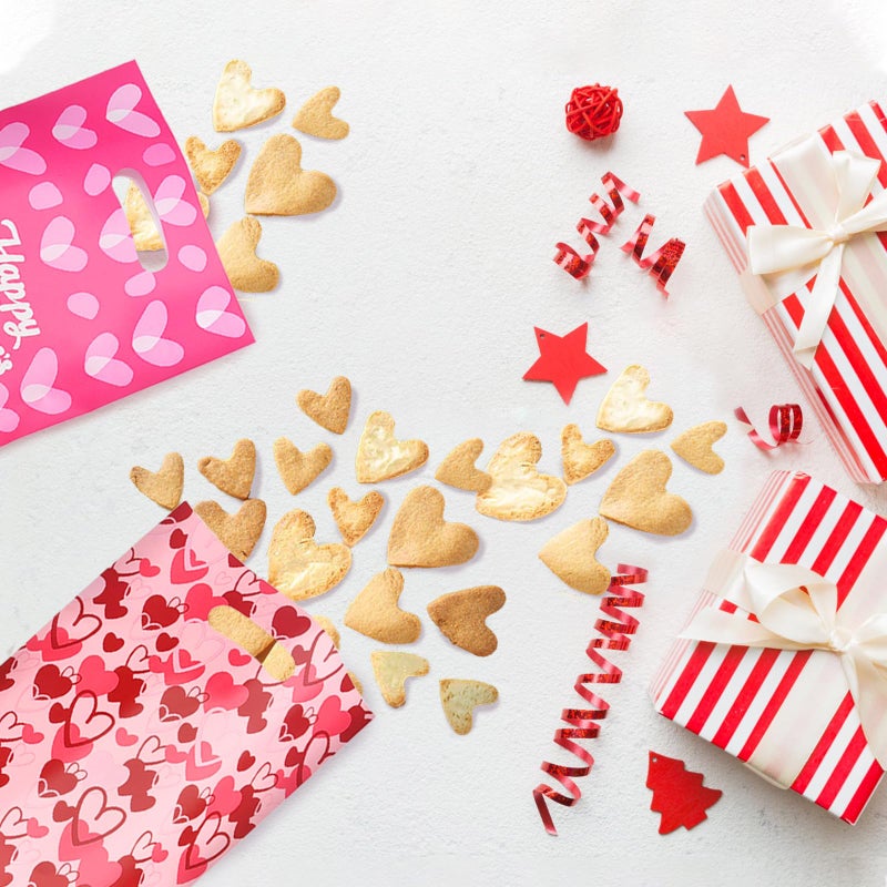 Jocomoni 100Pcs Valentine's Day Gift Bag Plastic Treat Bag with Handle Valentines Candy Bags Heart Goodie Bags for Valentine's Day Party Favor Supplies Classroom Gift Exchange - Image 5