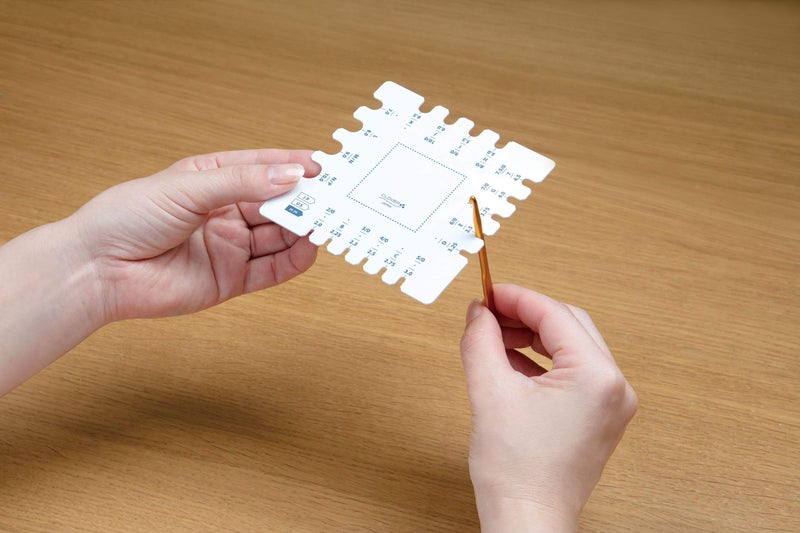 Clover Swatch Ruler & Needle Gauge, White - Image 4