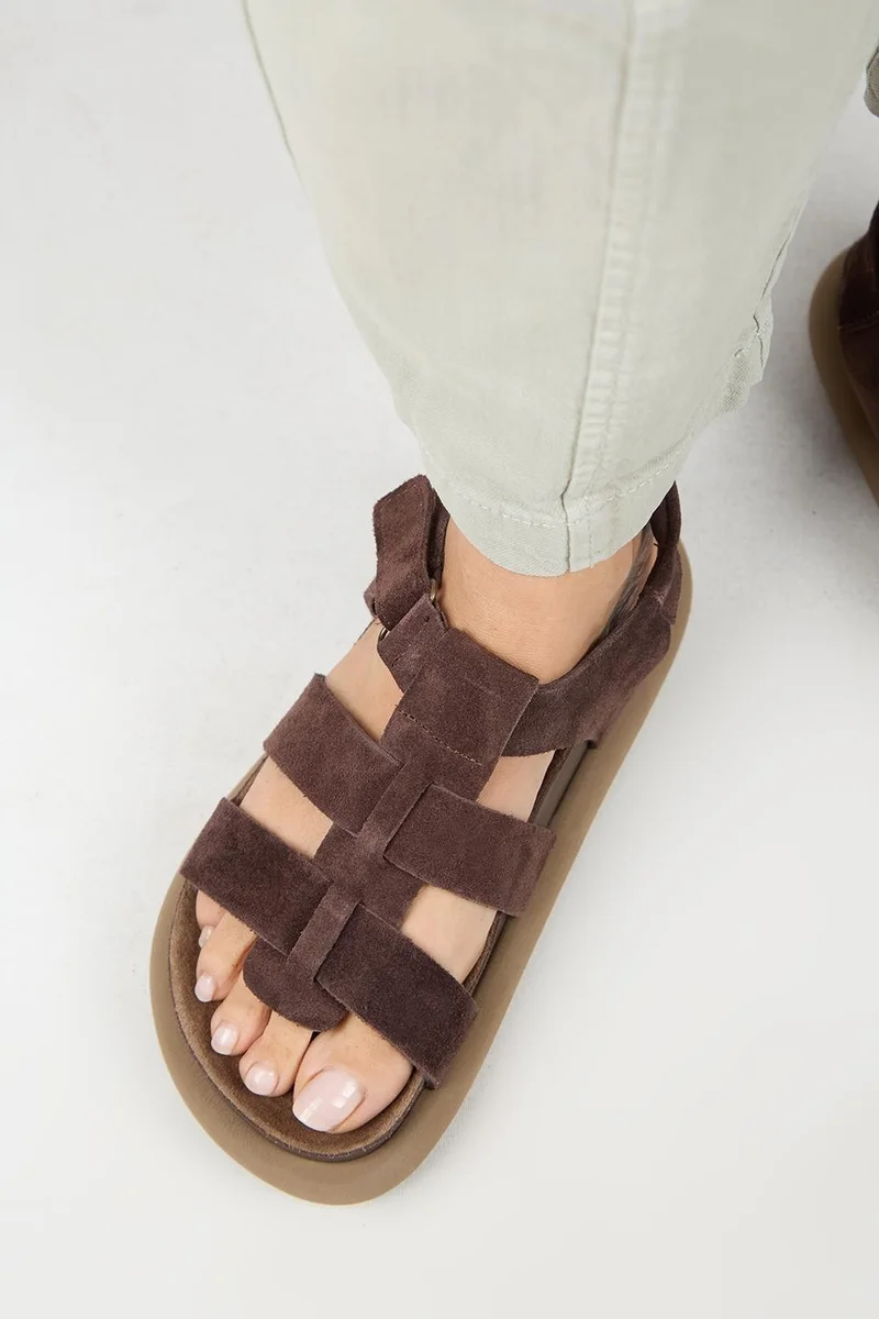 مانجيرو صندل مانيجيرو كابرا النسائي من الجلد الطبيعي، مزود بحزام فيلكرو، لون بني فاتح