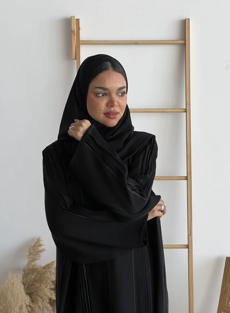 عبايات لوسين عباية يومية انيقة بكسرات من الامام وأعلى الكم