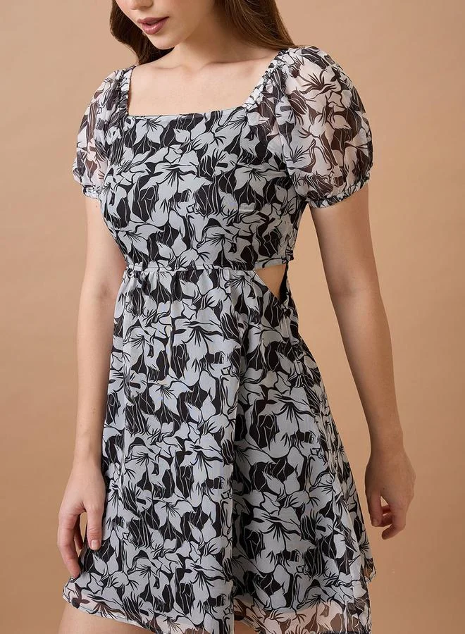 جلو باص فستان قصير بطبعة زهور بياقة مربعة