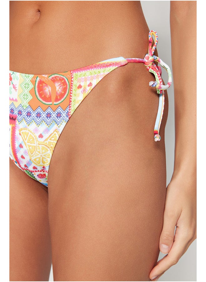 trendyol قطعة بيكيني سفلية بأرجل عادية بنمط الفاكهة TBESS23BA00233  - Image 3