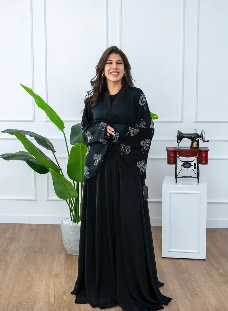 البنت الشرقية عباية سوداء قصة دبل كلوش مع حزام على الخسر وشال حجاب