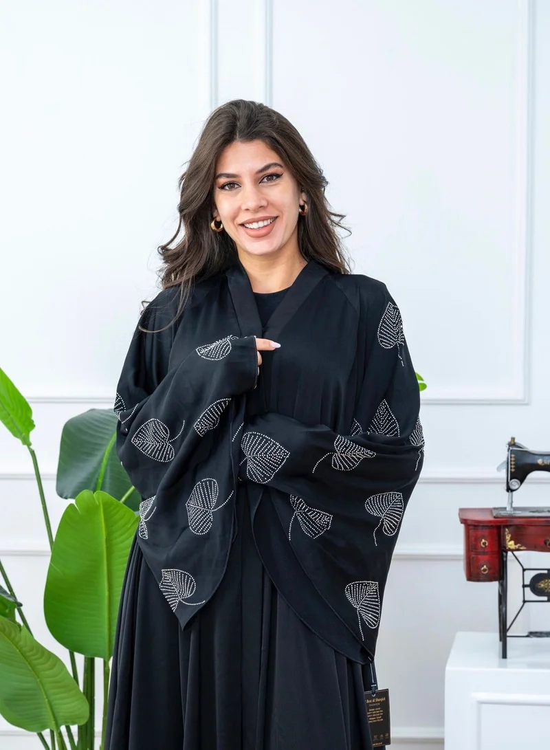 البنت الشرقية عباية سوداء قصة دبل كلوش مع حزام على الخسر وشال حجاب