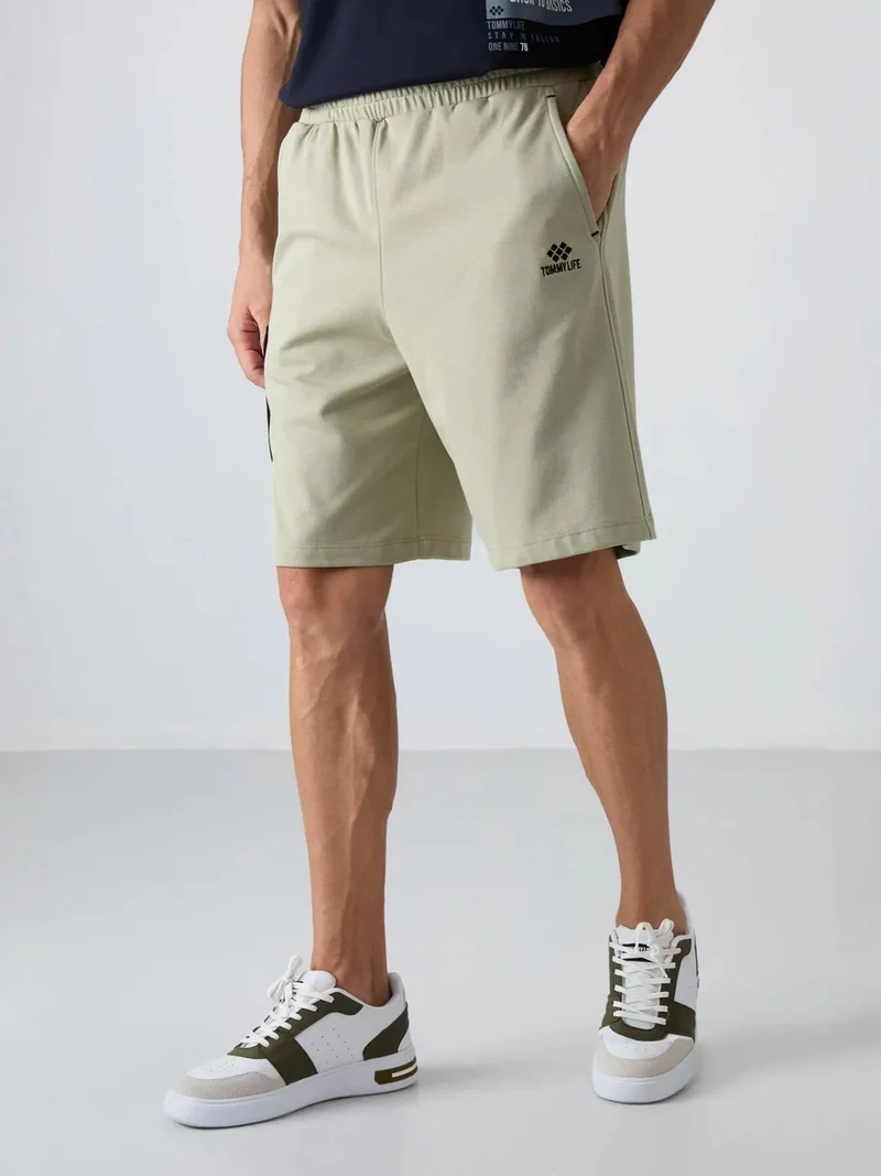 تومي لايف TOMMY Men's Wide-leg Cargo Shorts