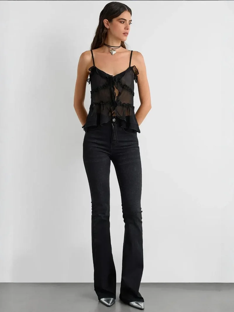 هيكاب بلوزة تول بتفاصيل كشكش