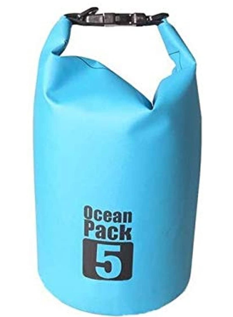 مخطوطات حقيبة ظهر جافة مقاومة للماء من البولي فينيل كلوريد بسعة 5 لتر، قابلة للطي للغوص والتخزين للرجال والنساء، حقيبة ظهر للسباحة والشاطئ والتجديف والنهر والمحيط، مناسبة للتجديف بالكاياك والشاطئ والتجديف والقوارب والمشي لمسافات طويلة والتخييم وصيد الأسماك، 23 × 18 سم - أزرق - Image 1