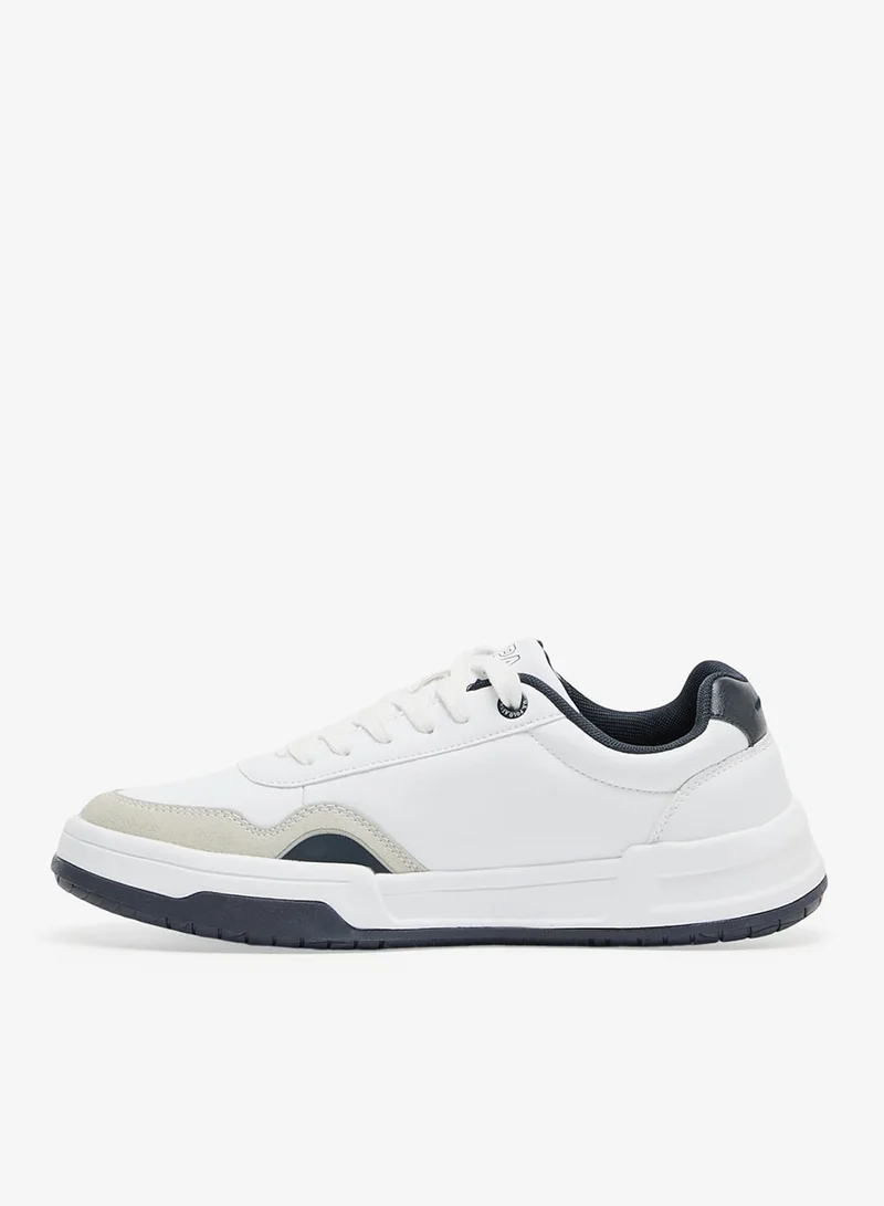 يو اس بولو اسن سنيكرز رجالي أبيض بتصميم كلاسيكي مع لمسات كحلي وبيج