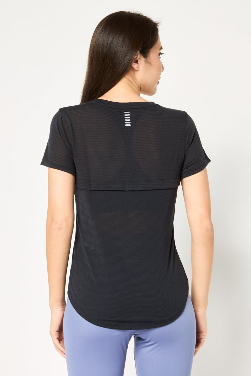 UNDER ARMOUR تي شيرت تدريب قصير الأكمام للنساء، أسود - Image 4