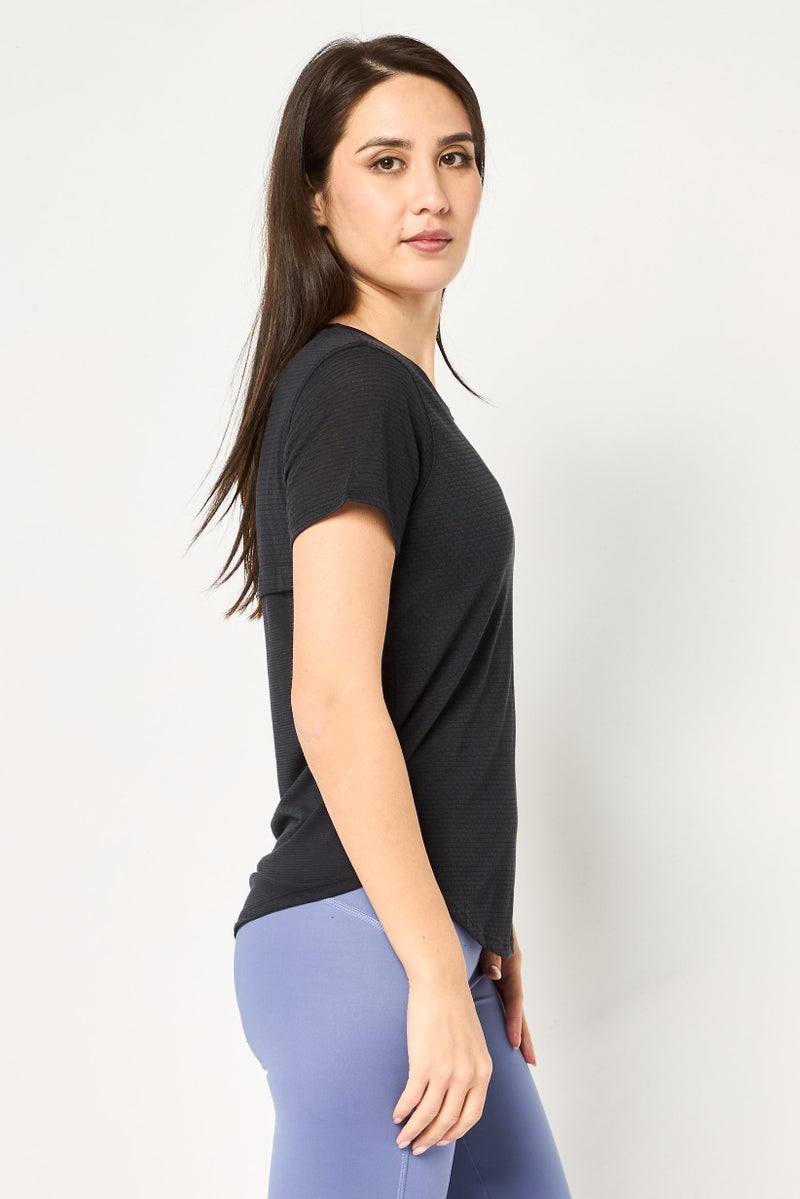 UNDER ARMOUR تي شيرت تدريب قصير الأكمام للنساء، أسود - Image 3