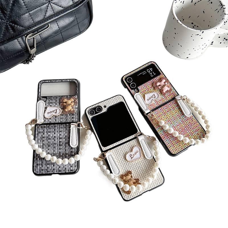 PC Protective Case for Samsung Galaxy Z Flip 4 with Flip Design and Pearl Chain plus Heart Pattern plus Leather Texture in Black - Image 4