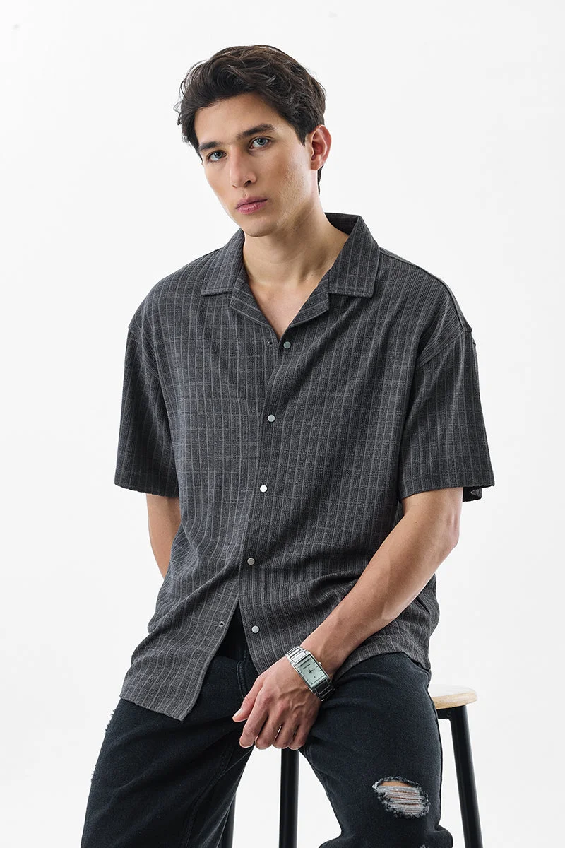 سنيتش قميص بقصة صندوقية بأزرار كبس وخطوط