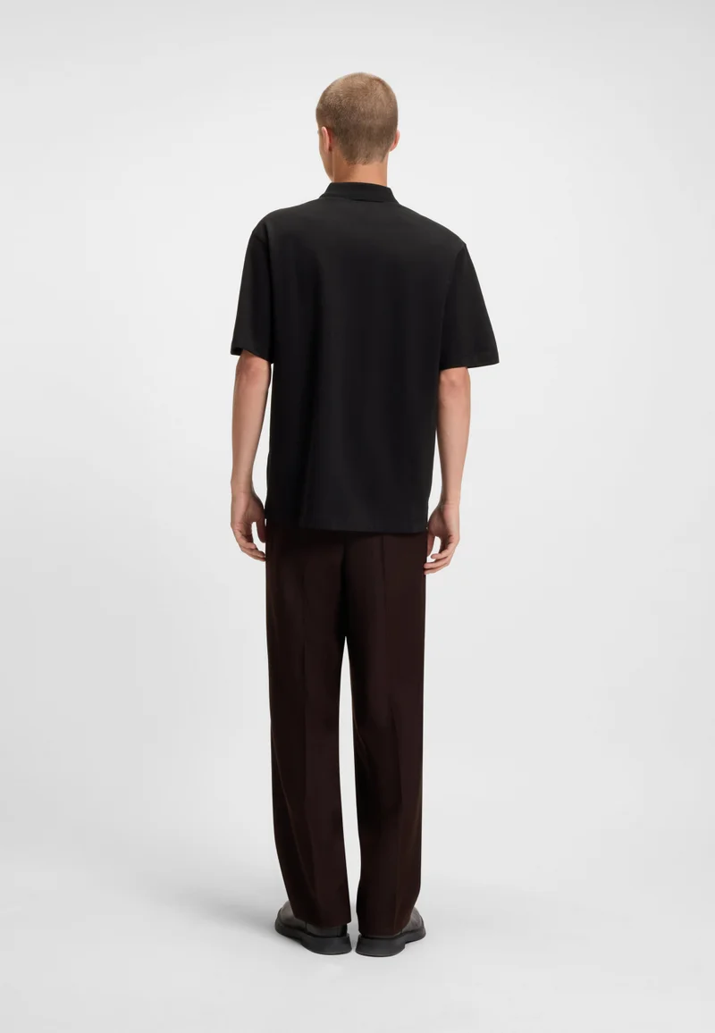 هوجو تيشيرت بولو قطن بقصة مريحة وشعار مقسوم