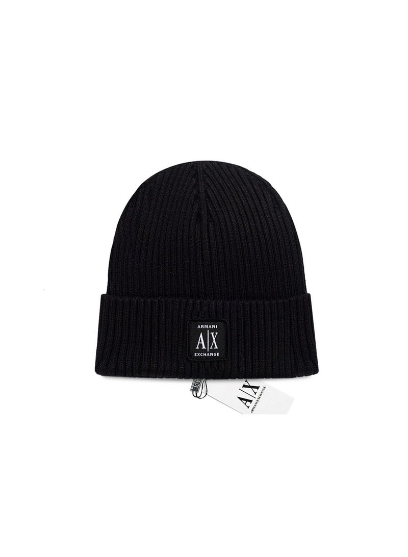 قبعة محبوكة سوداء من أرماني إكستشينج - تتميز بشعار  المميز وحرفية عالية