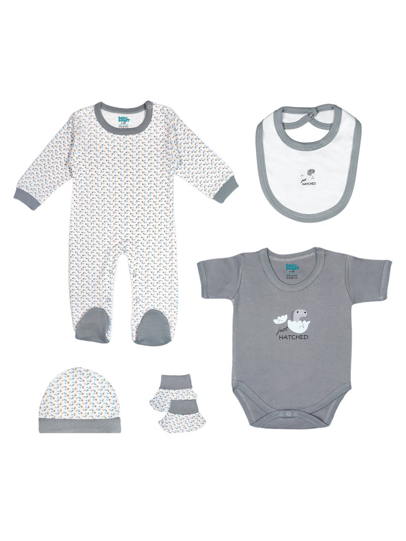 بابيز_بيسك بيبيز بيسك مجموعة هدايا مكونة من 5 قطع قطنية 100٪ للجنسين تشمل السالوبيت ، والرمبر ، والقفازات ، والقبعة ، والبيجامة/البذلة. - Image 1