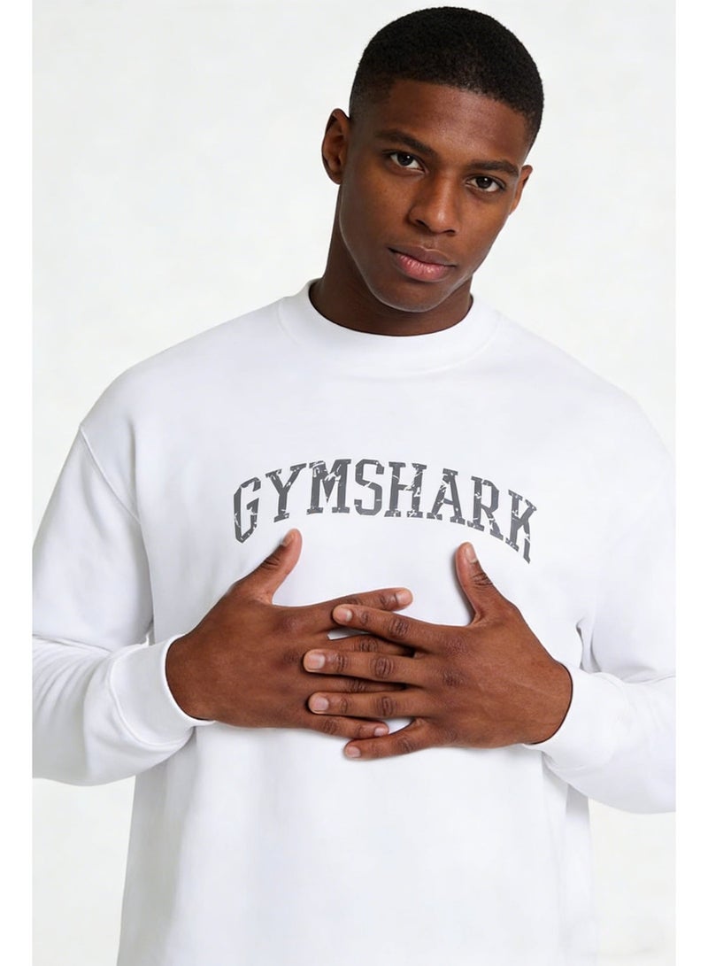 جيمشارك قميص Gymshark الأبيض ذو الأكمام الطويلة - طباعة شعار خمر ، مناسبة فضفاضة ومريحة ، نسيج قطني ناعم ونفس ، الرياضة الشبابية الشهيرة والترفيهية (النسخة السعودية) تزن 320 غرام ، ناعم وصديقة للبشرة. - Image 1