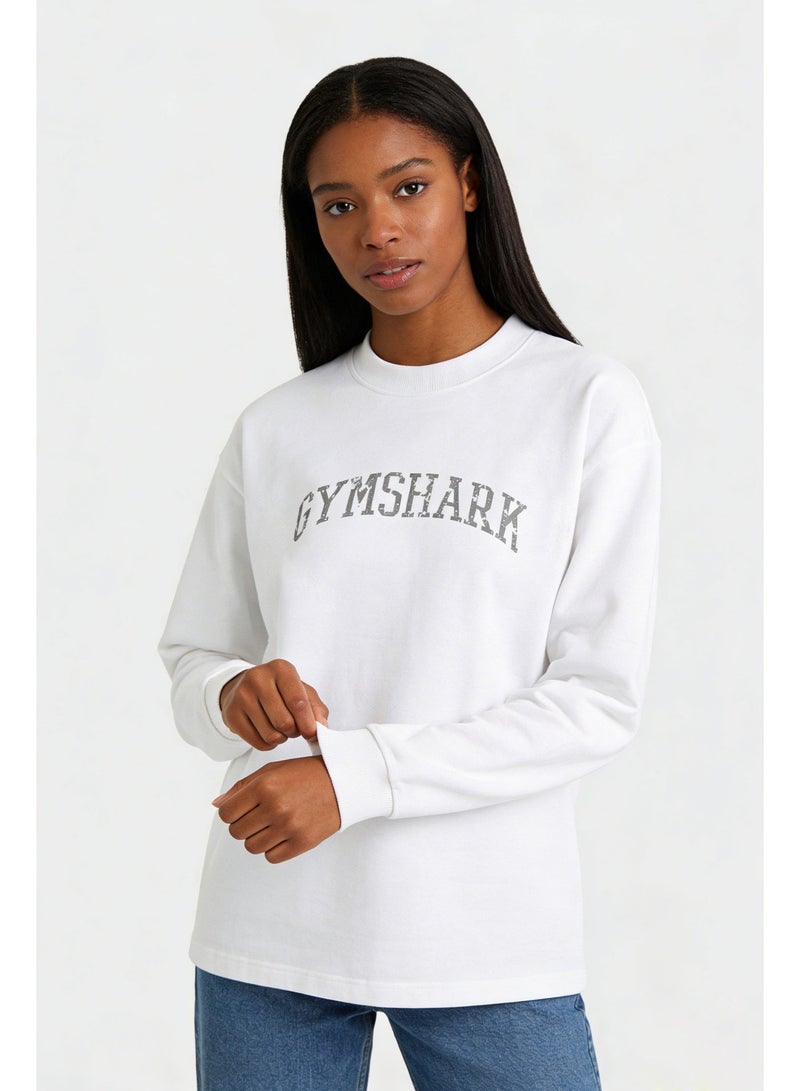 جيمشارك قميص Gymshark الأبيض ذو الأكمام الطويلة - طباعة شعار خمر ، مناسبة فضفاضة ومريحة ، نسيج قطني ناعم ونفس ، الرياضة الشبابية الشهيرة والترفيهية (النسخة السعودية) تزن 320 غرام ، ناعم وصديقة للبشرة. - Image 2