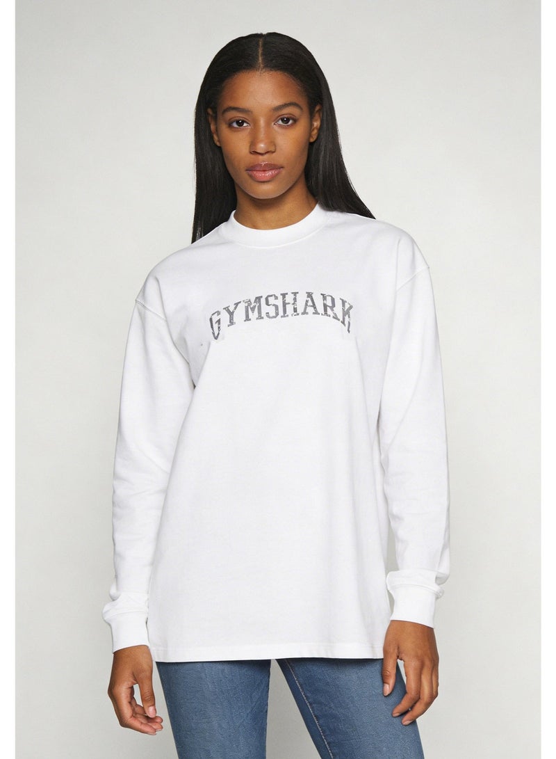 جيمشارك قميص Gymshark الأبيض ذو الأكمام الطويلة - طباعة شعار خمر ، مناسبة فضفاضة ومريحة ، نسيج قطني ناعم ونفس ، الرياضة الشبابية الشهيرة والترفيهية (النسخة السعودية) تزن 320 غرام ، ناعم وصديقة للبشرة. - Image 3