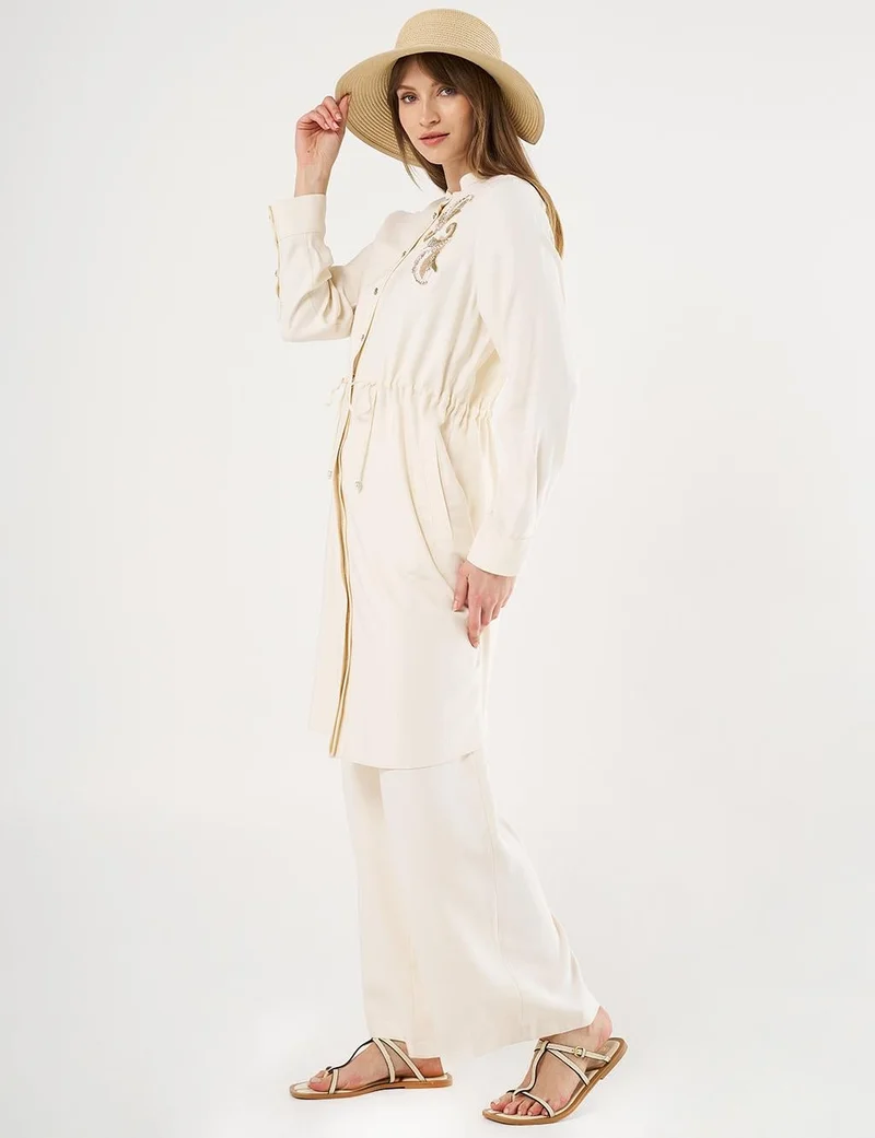 كايرا تونيك طويل مطرز بخصر برباط بلون إكرو