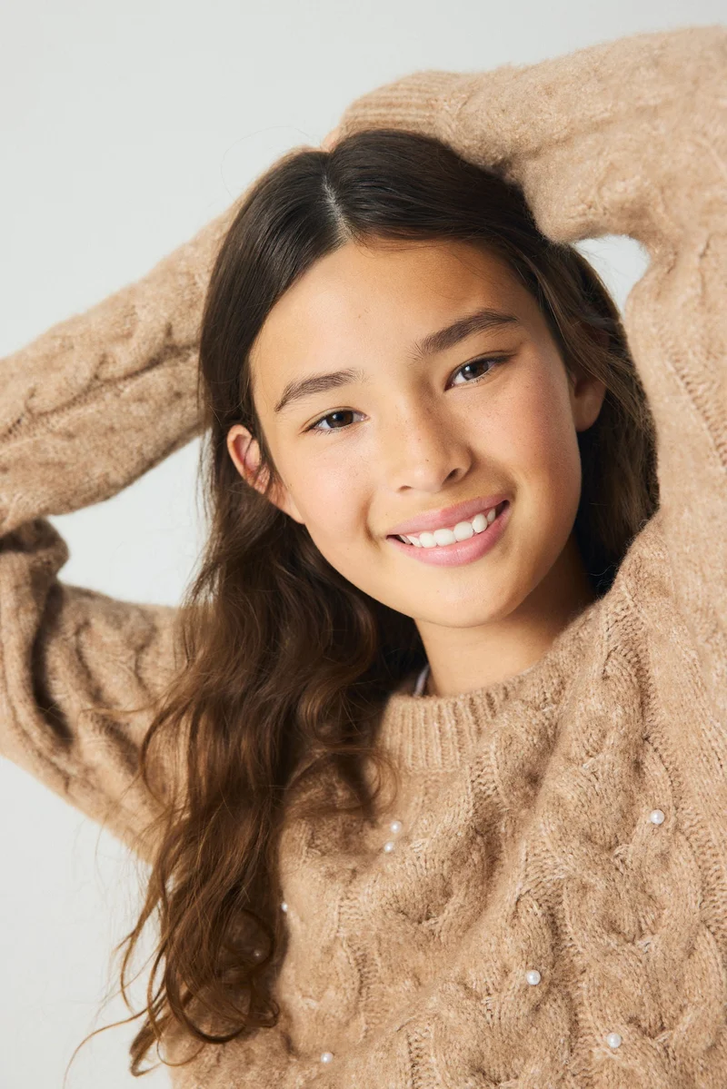 اتش اند ام كنزة محبوكة بنمط الحبال ومزخرفة