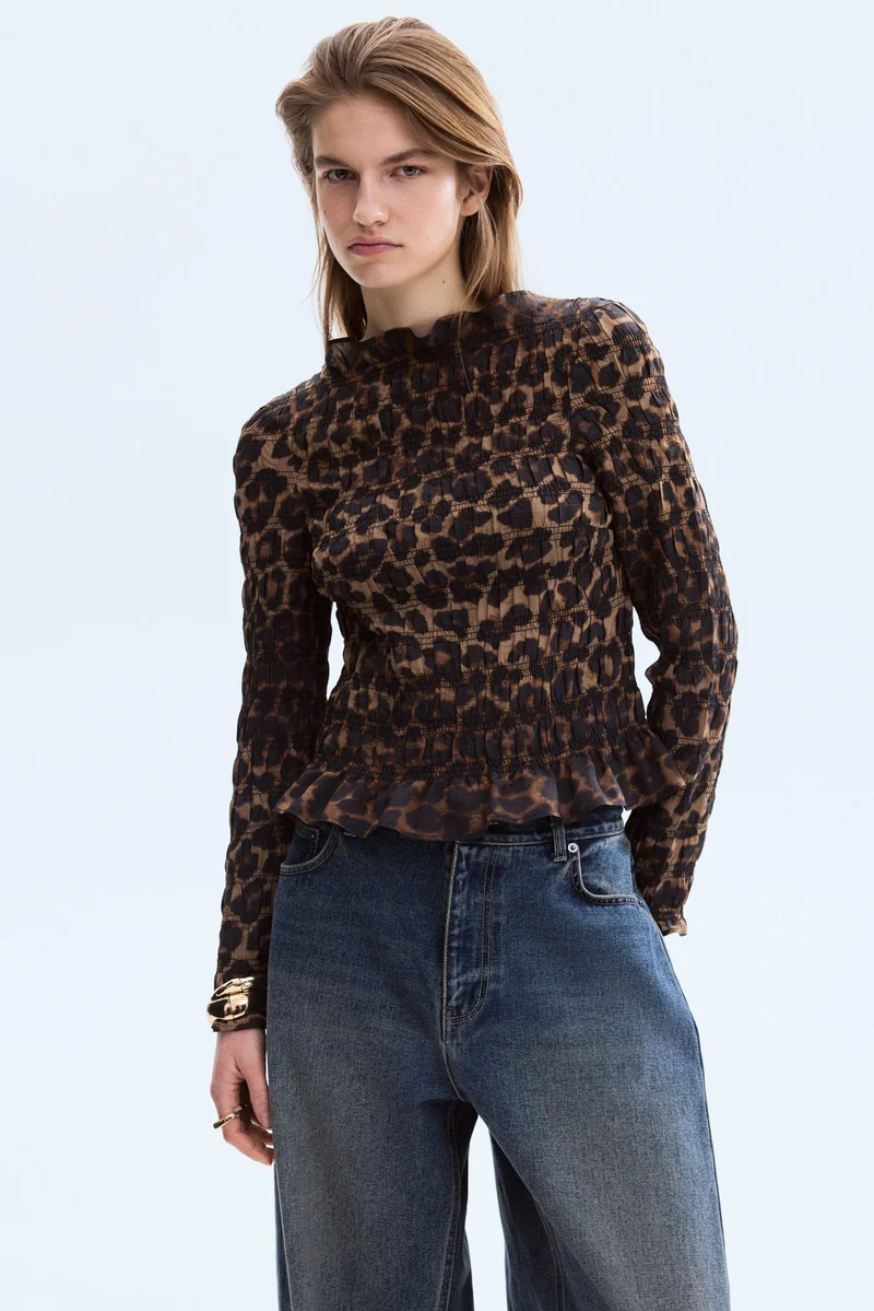 اتش اند ام بلوزة مزينة بكشكشة