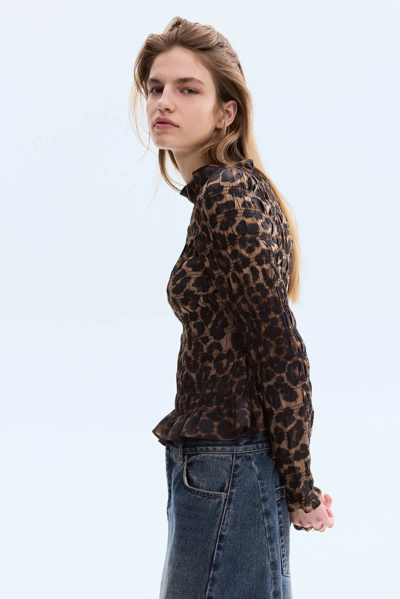 اتش اند ام بلوزة مزينة بكشكشة