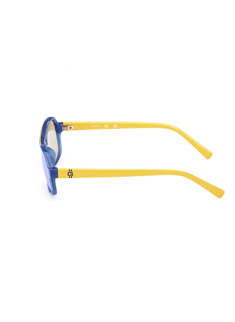 GUESS Kids Unisex UV Protection Navigator Shape Sunglasses - GU923792X49 - Lens Size: 49 Mm - Blue  - Image 2