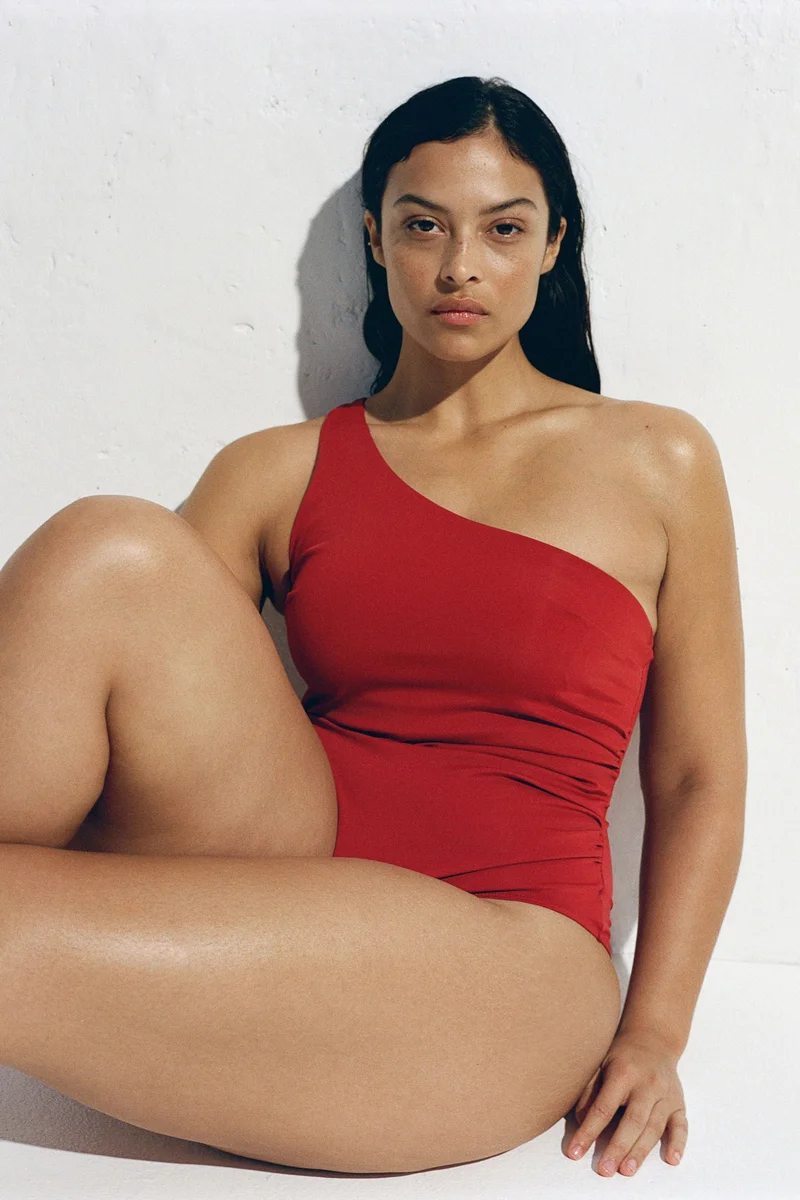 اتش اند ام ملابس سباحة مُحددة قليلاً بكتف واحد