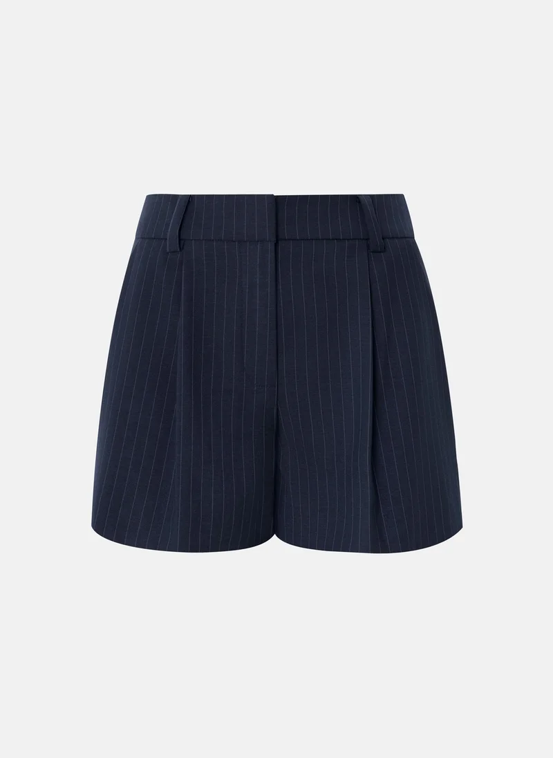 ليتشي شورت قصير بخطوط رفيعة