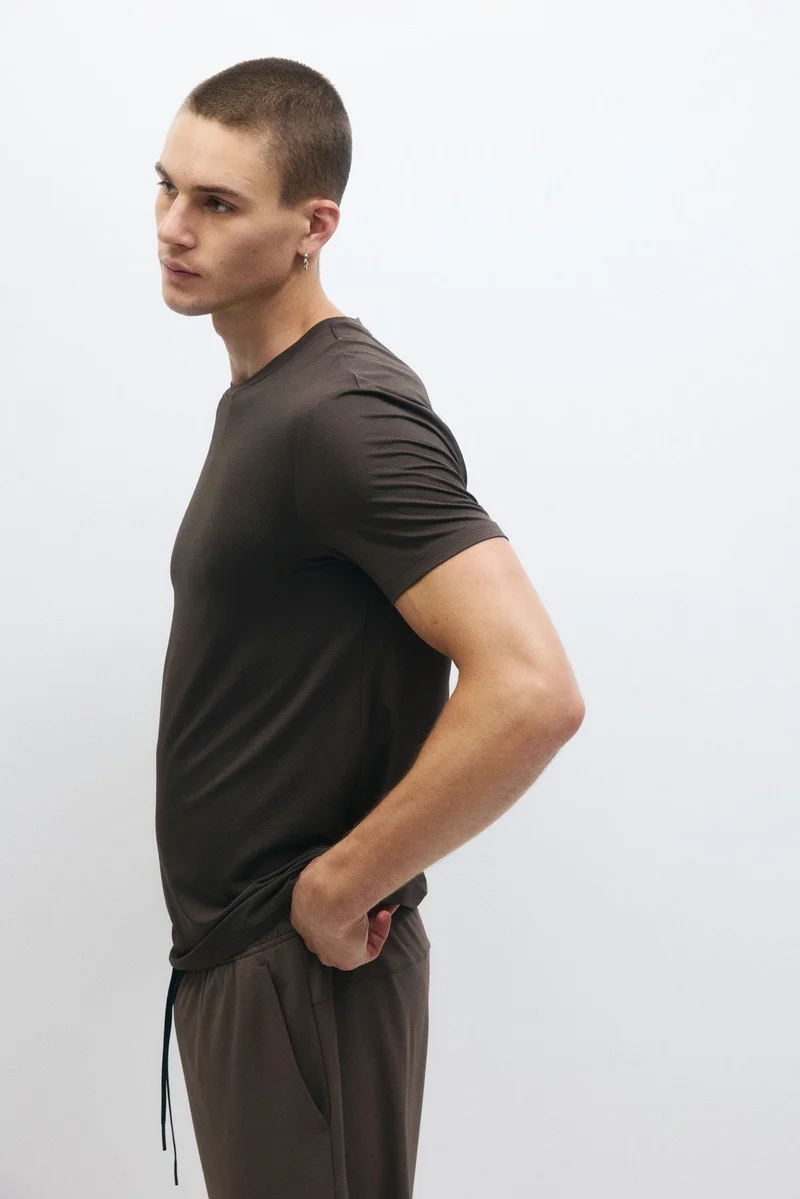 H&M  Muscle Fit Sports top with DryMove™ for Men | Best Price UAE