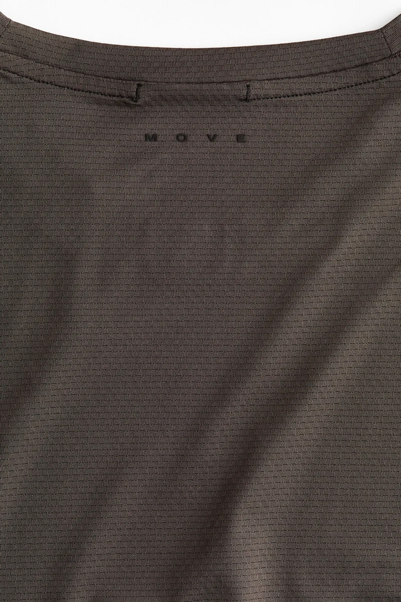 اتش اند ام بلوزة رياضية بقصّة ماسل من قماش دراي موف